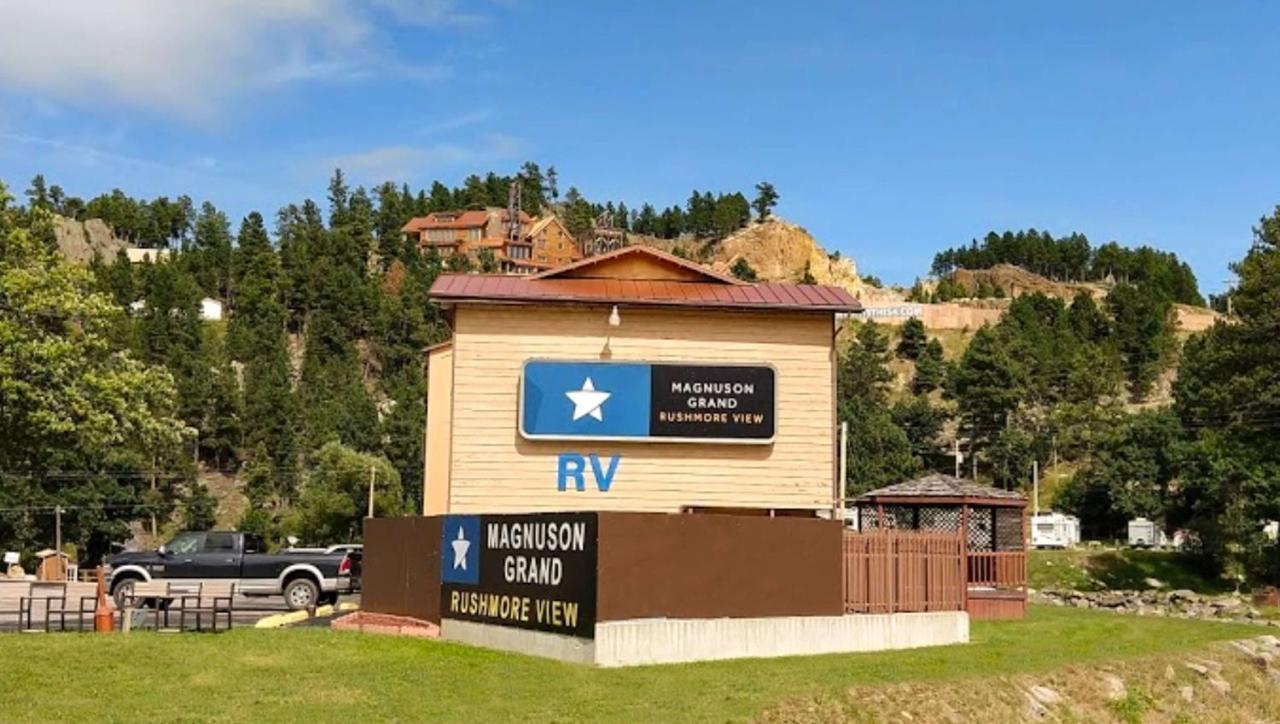 Magnuson Grand Rushmore View Keystone Exterior photo